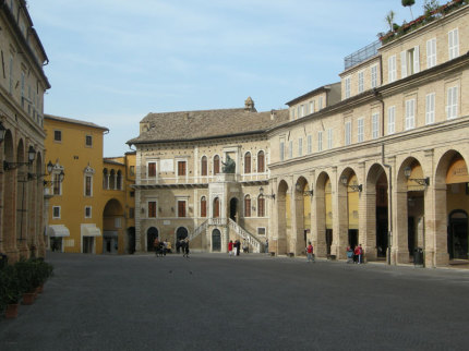 Fermo, piazza del Popolo e palazzo dei Priori