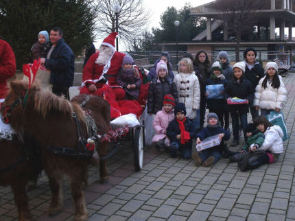 Babbo Natale consegna i doni nelle frazione di Sant'Elpidio a Mare