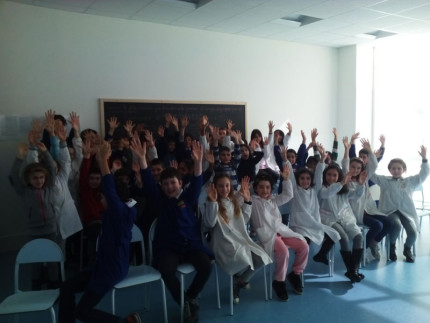 Bambini protagonisti di "Germi lontani, la va le tue mani"