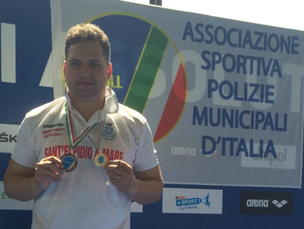 Stefano Tofoni con le medaglie vinte ai campionati di nuoto