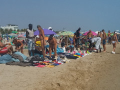 Commercianti di merce contraffatta sulla spiaggia di Lido di Fermo