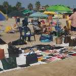 Commercianti di merce contraffatta sulla spiaggia di Lido di Fermo