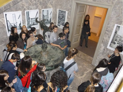 Una scuola in visita a palazzo Matteucci a Fermo