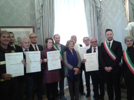 Prefetto e sindaco di Sant'Elpidio a Mare durante la premiazione per il IV Novembre