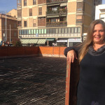 Milena Sebastiani in posa davanti alla pista di pattinaggio su ghiaccio di Porto Sant'Elpidio