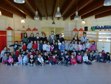 Bambini della materna di Castellano con il sindaco Terrenzi