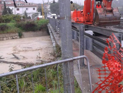Maltempo: il ponte sull'Ete Morto a Casette d'Ete di Sant'Elpidio a Mare