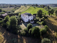 Il casale a Castelleone di Suasa, nelle colline della regione Marche