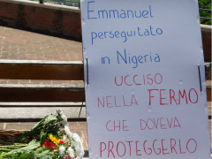 Messaggi e fiori a Fermo dove è stato ucciso Emmanuel Chidi Namdi