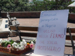 Messaggi e fiori a Fermo dove è stato ucciso Emmanuel Chidi Namdi