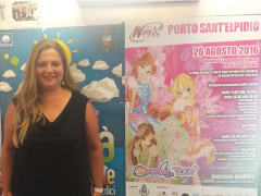 Milena Sebastiani davanti alla locandina dello Winx Tour