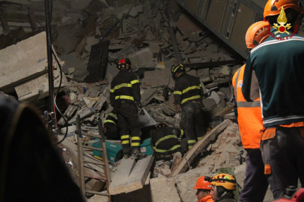I soccorsi e i Vigili del fuoco ad Amatrice, Rieti, al lavoro per liberare dalle macerie persone e cose dopo il terremoto del 24 agosto 2016