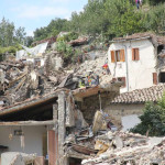 I soccorsi e i Vigili del fuoco a Pescara del Tronto, Ascoli Piceno, al lavoro per liberare dalle macerie persone e cose dopo il terremoto del 24 agosto 2016