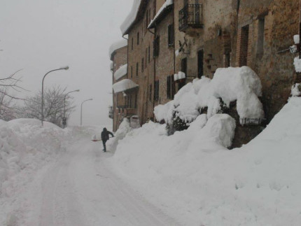 Si spala la neve a Montefortino