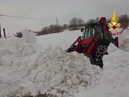 Vigili del Fuoco al lavoro sulla neve di Montefalcone Appennino