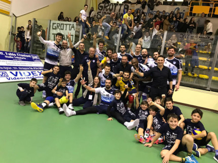 Foto di gruppo per la M&G Videx Grottazzolina dopo il derby contro Potenza Picena