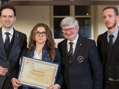 La fermana Silvia Marilungo mentre riceve il diploma del Master Sommelier ALMA-AIS