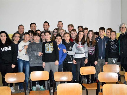 Progetto contro bullismo: foto di gruppo con gli studenti della II B dell'I.C. Sant'Elpidio a Mare