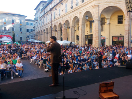 Marche Comedy Record in piazza a Fermo