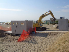 Installazione docce in spiagga a Casabianca di Fermo