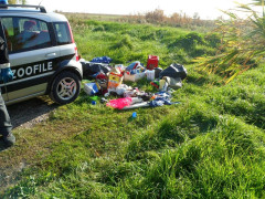 Rifiuti abbandonati a Marina Palmense di Fermo