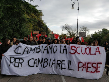 Studenti in corteo a Fermo per protestare contro i problemi della scuola