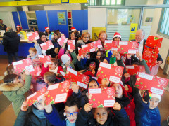 Servigliano, i bimbi della scuola primaria imbucano le loro letterine all'ufficio postale