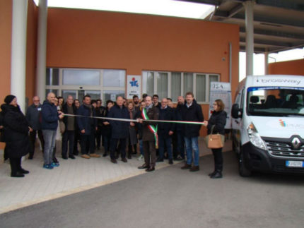 Nuovo automezzo attrezzato per 4 carrozzine per il Centro Montessori di Fermo