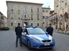 Polizia in piazza del Popolo a Fermo