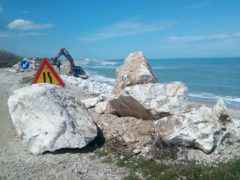 Lavori sulle scogliere di Marina Palmense di Fermo