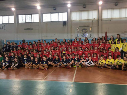 I giovani atleti e le giovani atlete che hanno partecipato al Gioca Volley di Casette d'Ete