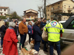 Il tour d'aiuti agli animali del cratere fa tappa nel fermano