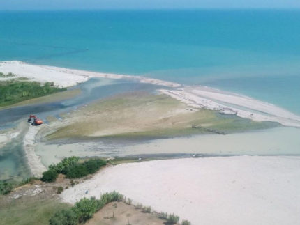 Lavori alla foce del fiume Tenna