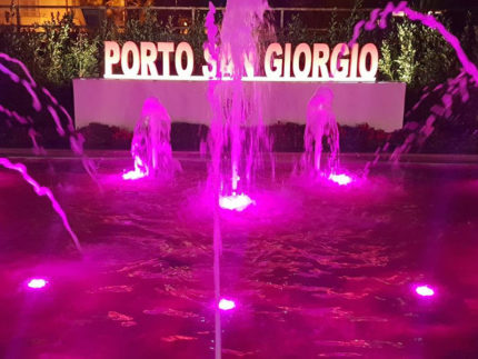 Porto San Giorgio: la fontana di viale Don Minzoni si illumina di rosa