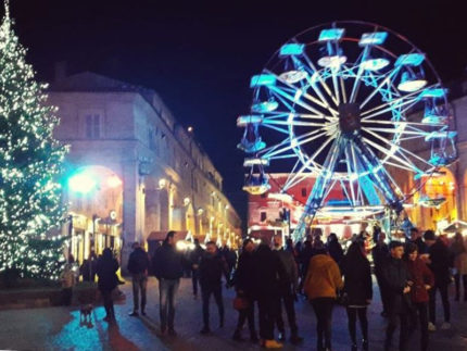 Piazza del Popolo gremita a Fermo per gli eventi prenatalizi