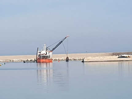 Lavori di dragaggio a Porto San Giorgio