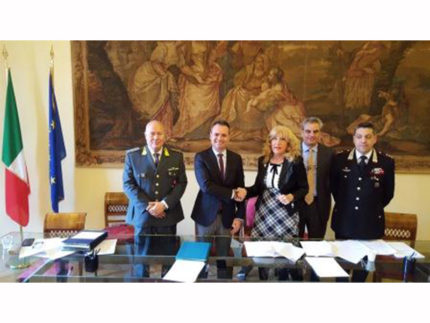Stretta di mano tra Loira e Filippi al termine del Comitato Provinciale di Fermo per l’Ordine e la Sicurezza Pubblica