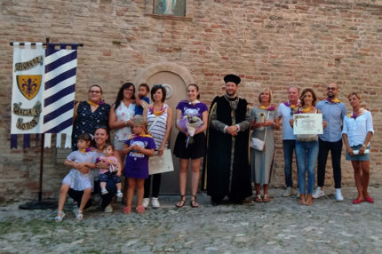 Contrada Fiorenza: la dama 2019 Silvia Marini con i 14 nuovi battezzati