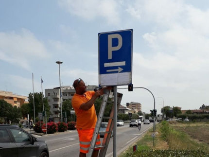 Operaio al lavoro a Fermo per le indicazioni dei parcheggi per il Jova Beach Party