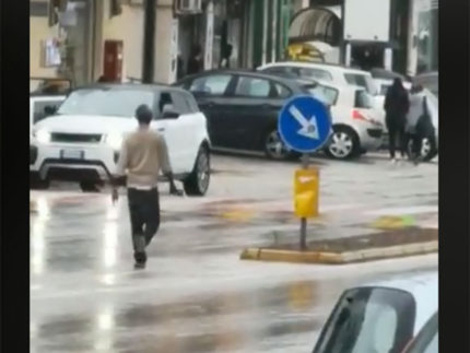 Migrante in strada a Fermo armato di roncola