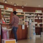 Cliente al banco di una farmacia