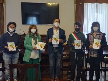 Materiale della Provincia consegnato agli studenti di Amandola