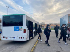 Fermata del bus per studenti