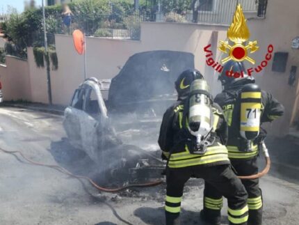 Automobile in fiamme a Porto San Giorgio