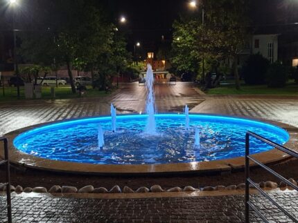 Fontana di Porto Sant'Elpidio colorata di turchese