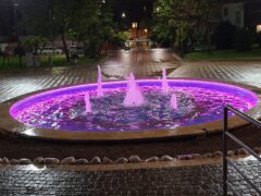 Fontana di Porto Sant'Elpidio illuminata di viola