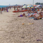La spiaggia affollata d'estate a Civitanova Marche