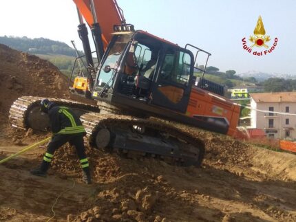 Escavatore trancia cavo dell'elettricità a Sant'Elpidio a Mare