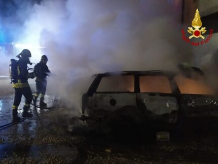 Auto in fiamme a Lido Tre Archi di Fermo