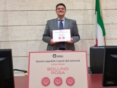 Fabrizio Santillo riceve i Bollini Rosa conquistati dall'ospedale Murri di Fermo